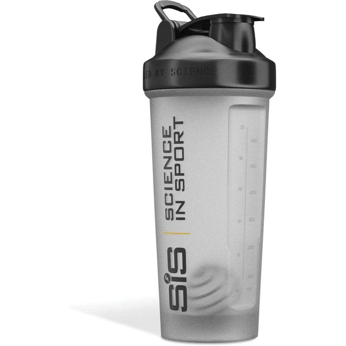 Gros plan du SiS Protein Shaker transparent (700 ml) avec couvercle à clapet noir, échelle de mesure intégrée et grille de mélange, et texte vertical « Science in Sport » sur la bouteille.